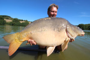 Thorsten Lofink fing viele dicke Karpfen beim Karpfenangeln am Etang de Gaulois in Frankreich mit Bloodworm Boilies von Naturebaits