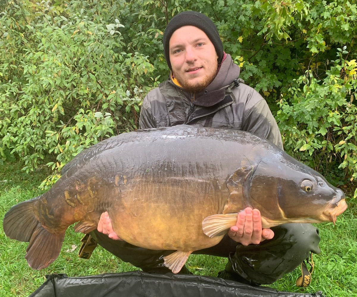 Julian Blockus mit 24 Kilo Spiegelkarpfen, gefangen auf GLM Boilies von Naturebaits beim Karpfenangeln
