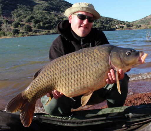 Naturebaits Kunde am Lac du Salagou mit Schuppenkarpfen, gefangen auf WSC Boilies