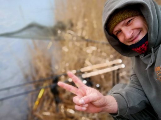 Chris Ackermann ist erfolgreich beim Karpfenangeln mit Yellow Scopex Boilies von Naturebaits