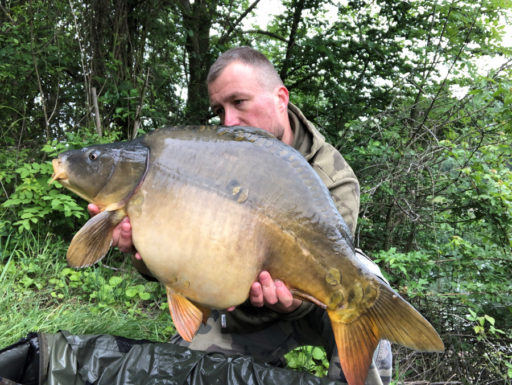 Naturebaits Kunde Thorsten mit Spiegelkarpfen, gefangen auf Dickenmittel 2.0 Boilies