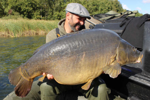 Romeo Eyl mit großem Spiegelkarpfen, gefangen in Frankreich am Stausee vom Boot auf einen GLM Boilie von Naturebaits