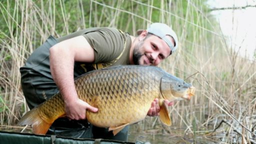 Benjamin Kessenich ist erfolgreich beim Karpfenangeln im Winter mit WSC Boilies und Dickenmittel 2.0 Liquid von Naturebaits