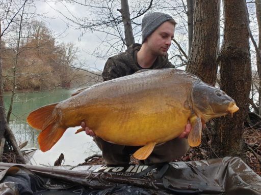 Naturebaits Kunde Alex Engels mit großem Karpfen, gefangen im Winter mit Dickenmittel 2.0 Boilies
