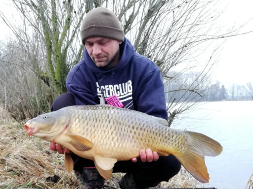 Andreas Bartel mit Schuppenkarpfen, gefangen im Winter auf Fresh 'n Squid Boilie svon Naturebaits