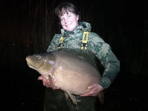 Steffi Reiter mit großem Karpfen gefangen auf Yellow Scopex Boilies von Naturebaits