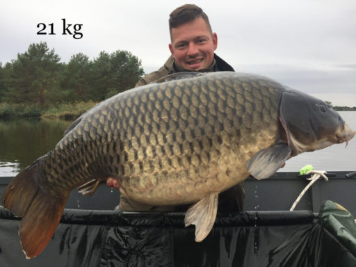 Naturebaits Kunde Micha mit tollen Karpfen, gefangen auf P-Mix Boilies von Naturebaits beim Karpfenangeln vom Boot an einem großen Natursee