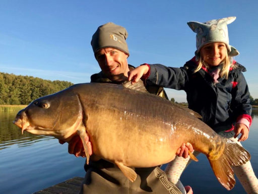 Philipp Magenheimer mit Tochter und Karpfen, gefangen auf Naturebaits Boilies Dickenmittel 2.0