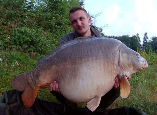 Hendrik Wohlgefahrt mit großem Spiegelkarpfen, gefangen auf TunaSc Boilies von Naturbaits am Baggersee im Sommer
