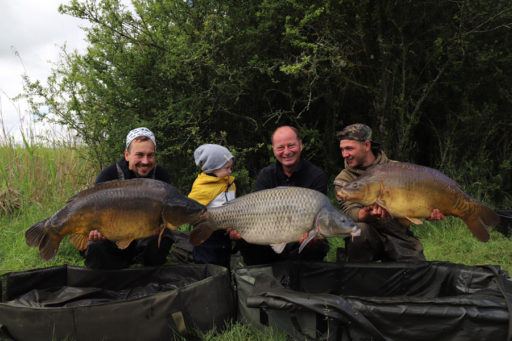 Marco Beck, Andreas Heinz und Christian Wolf aus dem Team Naturebaits mir drei gefangenen Karpfen am Lac de Madine in Frankreich, gebissen haben die Fische beim Karpfenangeln auf GLM Boilies von Naturebaits