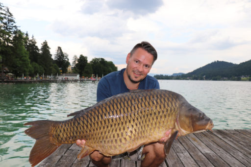 Josef Dohr fängt 20 Kilo Schuppenkarpfen an einem Natursee in den Bergen von Österreich auf Fresh 'n Squid Boilies von Naturebaits