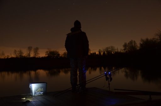 Marco Beck beim Nachtangeln mit Naturebaits Eimer