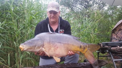 Gordon Stenke mit kräftigen Naturseekarpfen, gefangen auf Dickenmittel 2.0 Boilies.