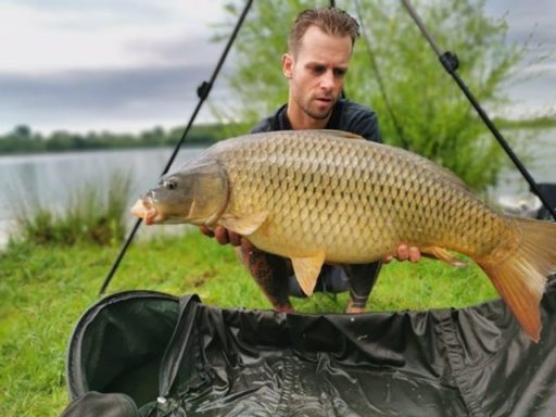 Chris Fichtner mit Schuppenkarpfen, gefangen auf Pineapple Protein Boilies von Naturebaits