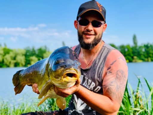 Benjamin Schwarz mit schönem Karpfen über 20 Kilo schwer, der auf Fermented Banana Boilies biss