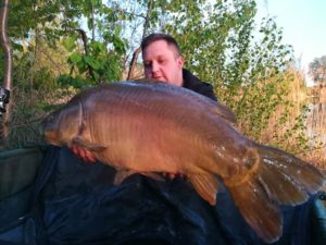 Martin Piecha mit Karpfen, gefangen auf Dickenmittel 2.0 von Naturebaits