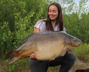 Alina Hilgers mit großem Karpfen, gefangen auf Dickenmittel 2.0 Boilies von Naturebaits am Baggersee in Köln im Sommer