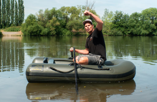 Jan Brauns rudert im Invader Schlauchboot 2,1m über den See beim Karpfenangeln