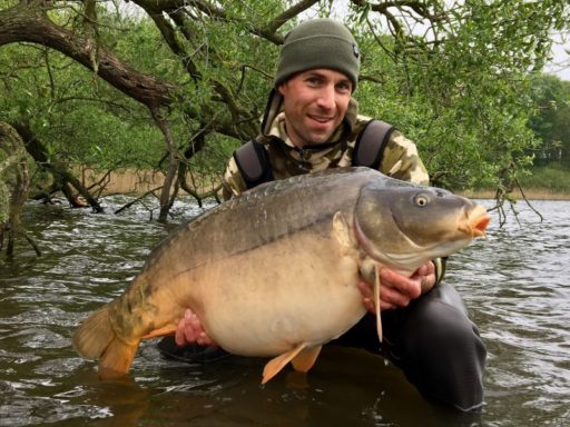 Philipp Magenheimer mit dickem Spiegelkarpfen aus Meckelnburg-Vorpommern, gefangen auf Fermented Banana Boilies von Naturebaits