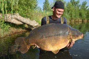 Jan Brauns, Chef von Naturebaits mit Spiegelkarpfen, gefangen in Frankreich mit Dickenmittel 2.0 Boilies