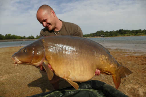 Chris Ackermann präsentiert bei Naturebaits das Video Chaostour, das Bild zeigt einen 20- Kilo Spiegekarpfen aus Frankreich, gefangen auf LT Fisch-Buttersäure Boilies
