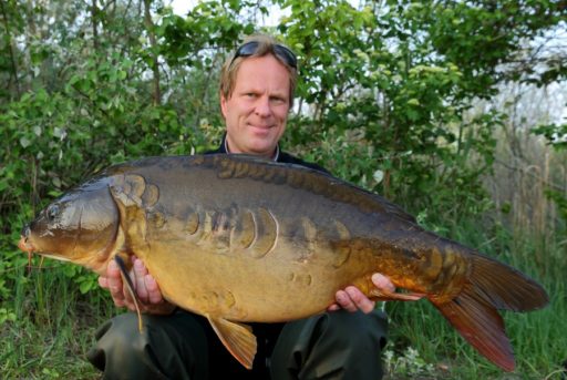 Mario Winnikes mit schön beschuppten Spiegelkarpfen, gefangen auf Yellow Scopex Boilies von Naturebaits