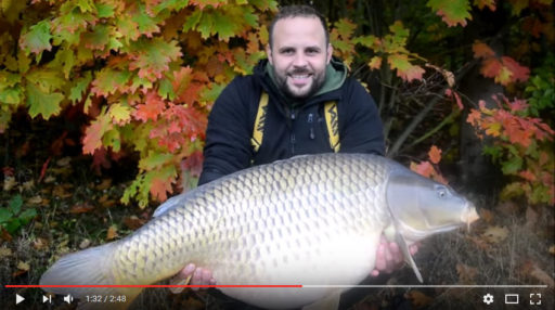 Benjamin Kessenich mit großen Schuppenkarpfen, gefangen auf Boilies von Naturebaits