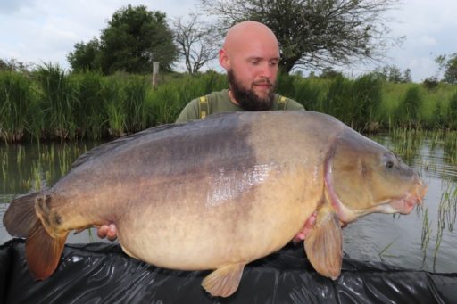 Sebastian Uhlendorf mit Two-Tone-Spiegelkarpfen, gefangen auf Dickenmittel 2.0 Boilies