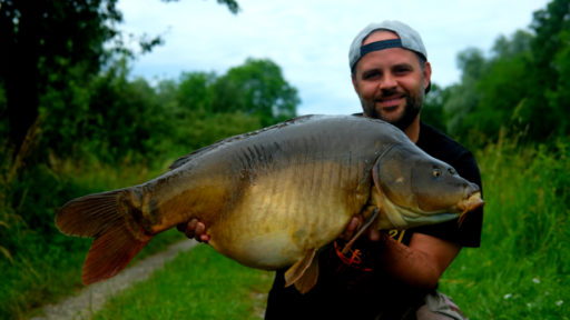 Benjamin Kessenich mit Spiegelkarpfen, gefangen in einem Kanal in frankreich auf einen Neon Pop Up von Naturebaits