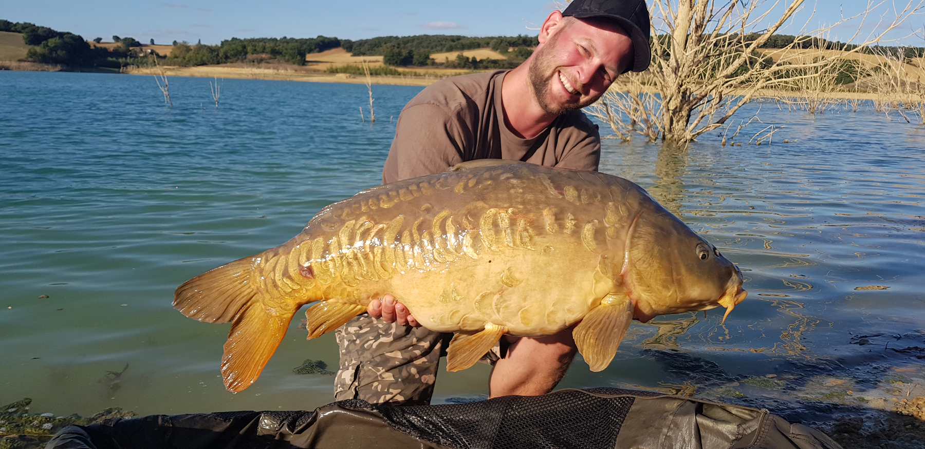 Sebastian Rahmel mit beschuppten Spiegelkarpfen aus Südfrankreich, gefangen auf P-Mix Boilies von Naturebaits
