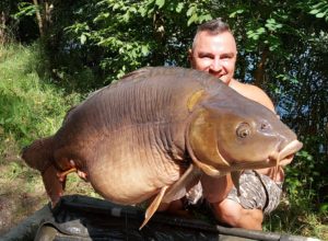 Martin Peierl fängt in der Steiermark diesen Wunderschönen Karpfen mit 28,5 Kilo auf P-Mix und Dickenmittel Boilies benetzt mit Dickenmittel Liquid