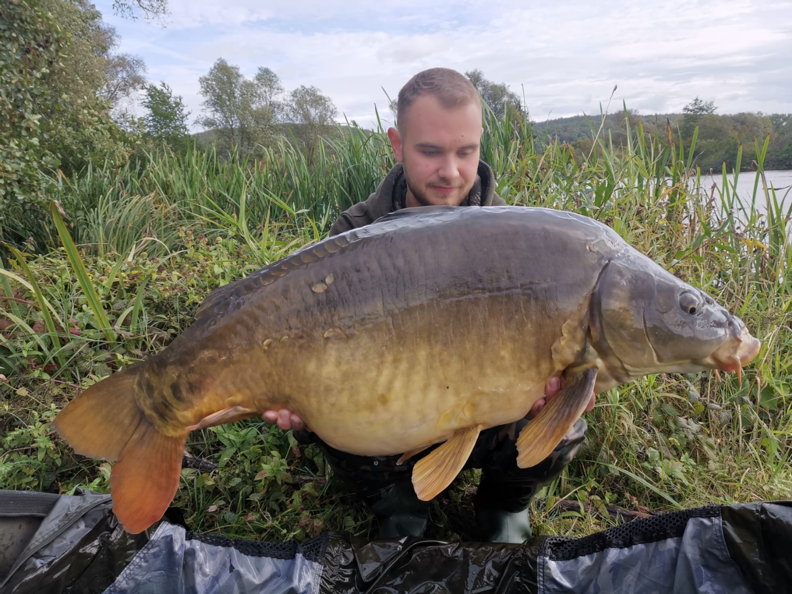 Patrick Gareis fängt viele große Karpfen beim Karpfenangeln mit GLM Boilies von Naturebaits in Hessen