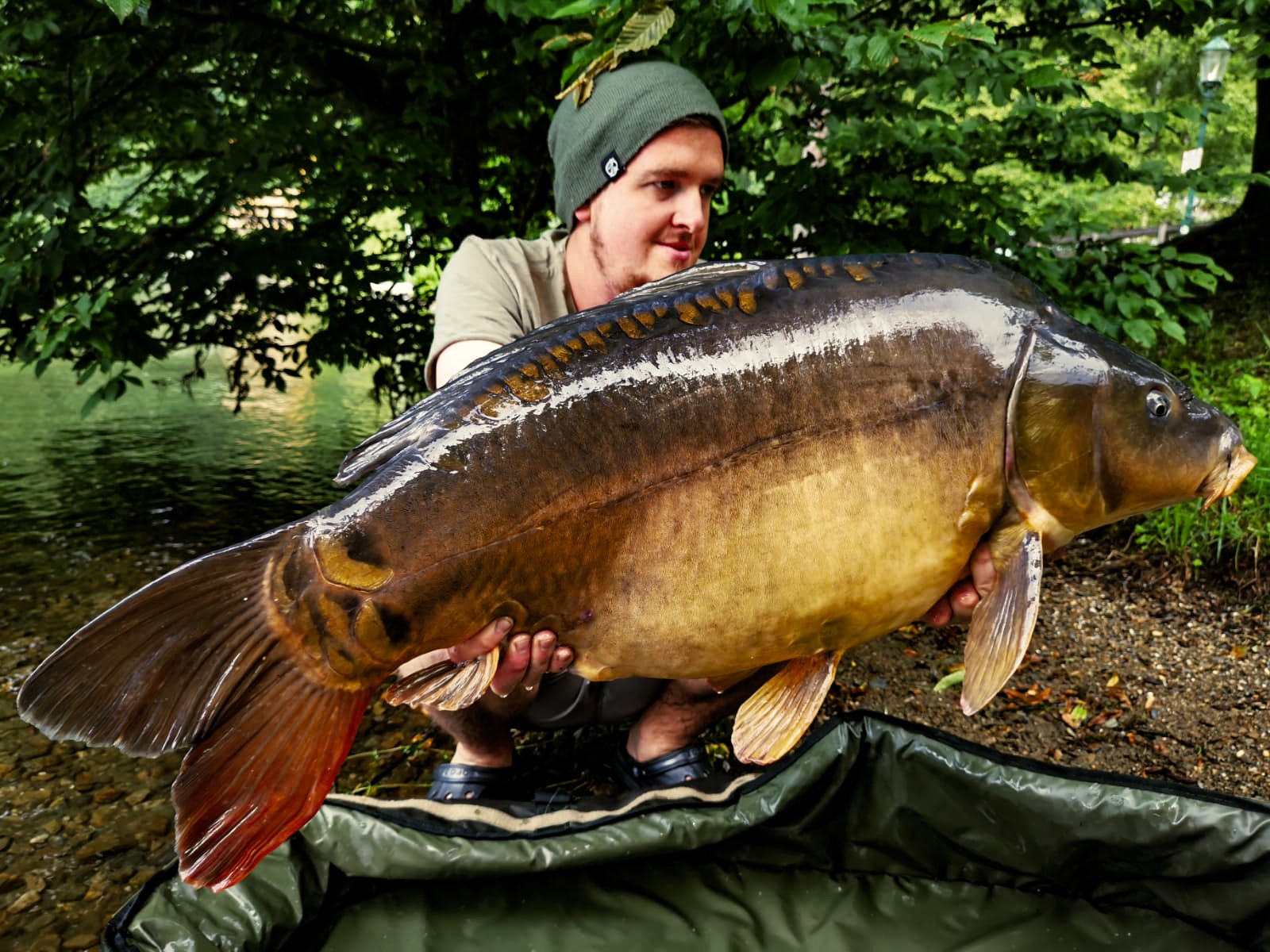 Alexander Schmidhofer angelt erfolgreich auf Karpfen mit Dickenmittel 2.0 Boilies von Naturebaits an einem Bergsee in Österreich