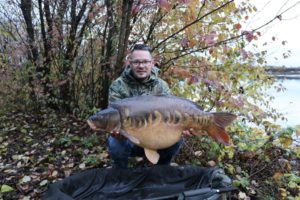 Josef Dohr mit herrlichem Zeilenkarpfen, gefangen beim Karpfenangeln in Österreich mit Fresh n Squid Boilies