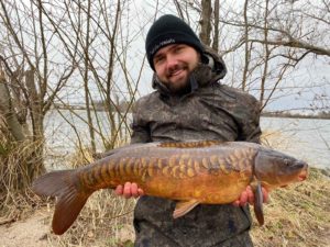 Jakob Geis fängt mit Dickenmittel 2.0 Boilies Karpfen am laufenden Ban bei eiskaltem Wasser