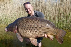 Chris Ackermann fängt den Schuppenkarpfen Bloody Un auf einen Yellow Lightning Pop up von Naturebaits