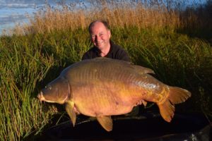 Andreas Heinz mit 34 Kilo spiegelkarpfen, gefangen in Frankreich auf Dickenmittel 2.0 Boilies von Naturebaits