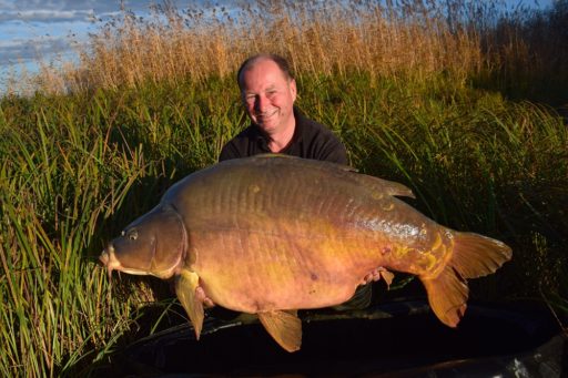 Andreas Heinz mit 34 Kilo spiegelkarpfen, gefangen in Frankreich auf Dickenmittel 2.0 Boilies von Naturebaits