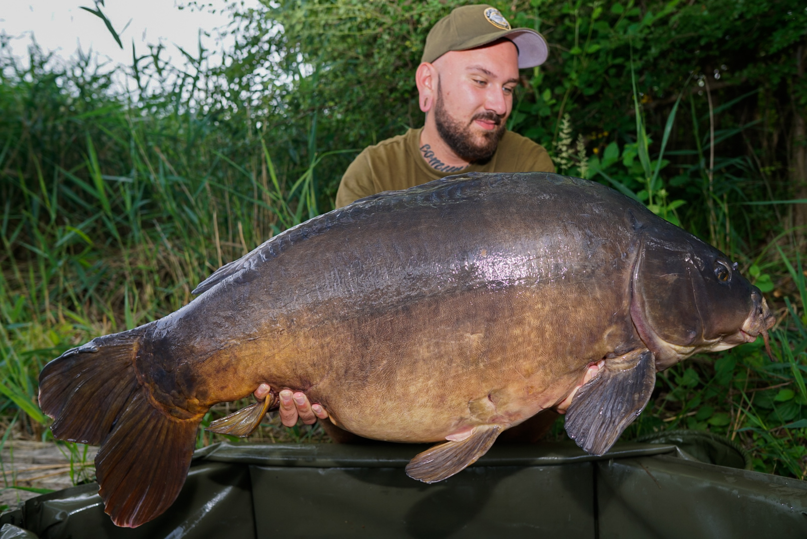 Sebastian Brandt mit einem urigen Spiegler, gefangen in Sachsen-Anhalt auf Naturebaits Boilies