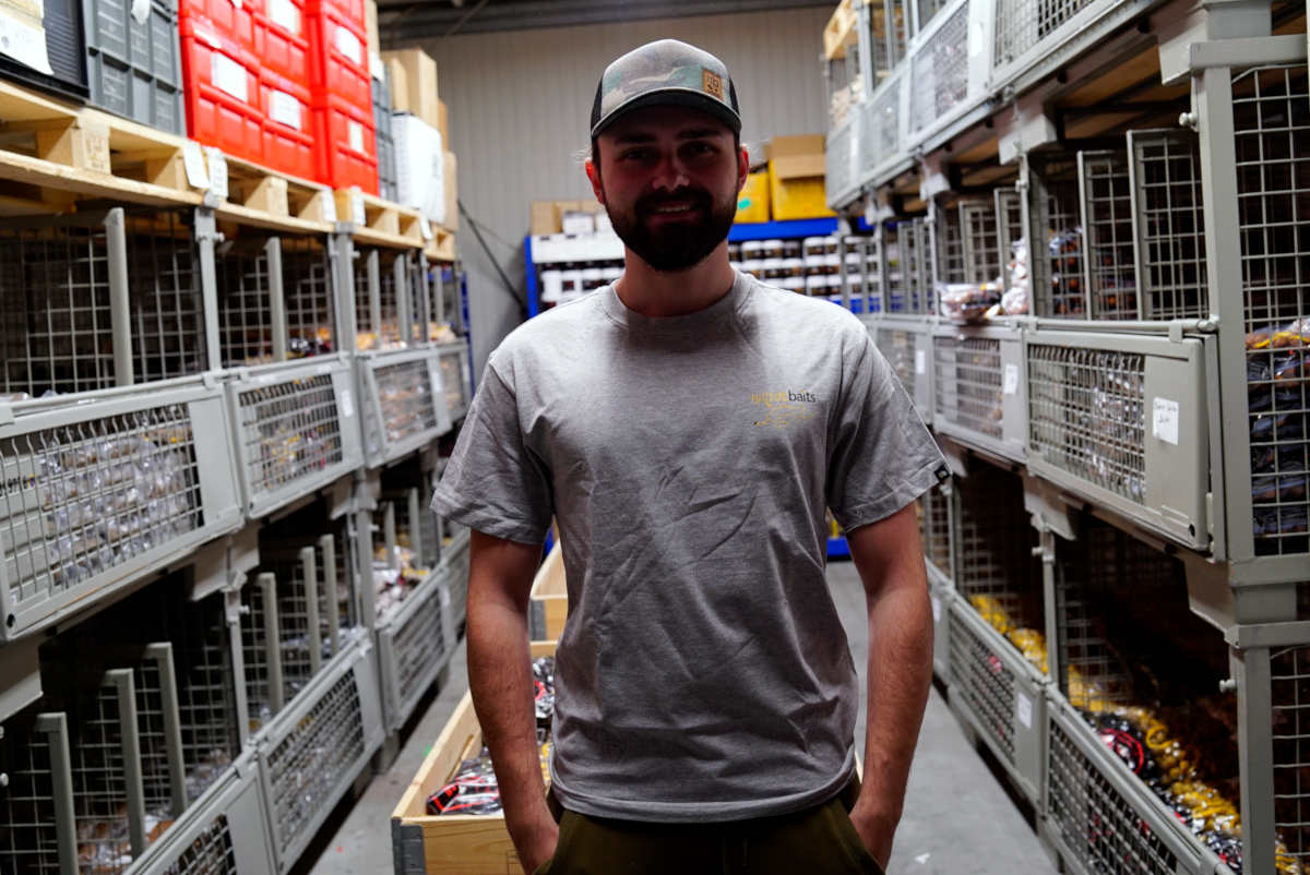 Jakobus mit T-Shirt in Grauton