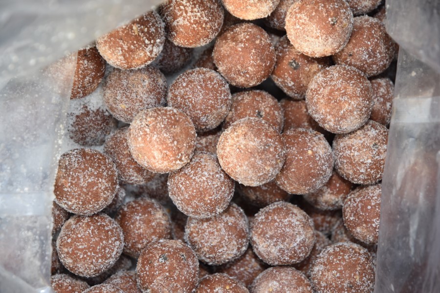 Jan Brauns mit prächtigen Stausee Karpfen in Frankreich, gefangen im Herbst auf Dickenmittel Boilies von Naturebaits