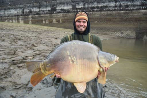 Jan Brauns mit prächtigen Stausee Karpfen in Frankreich, gefangen im Herbst auf Dickenmittel Boilies von Naturebaits