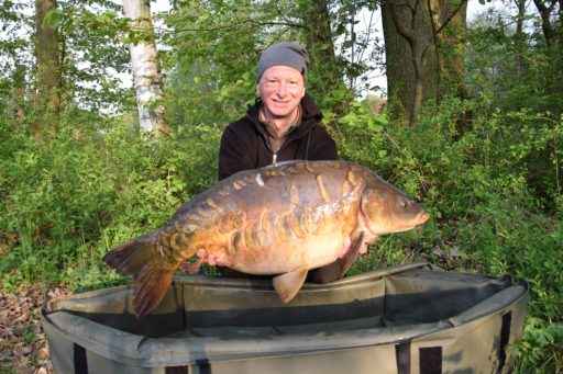 Andreas Heinz füttert beim Karpfenangeln im Frühjahr ganz spärlich mit Dickenmittel Boilies und fängt konstant dicke Karpfen.