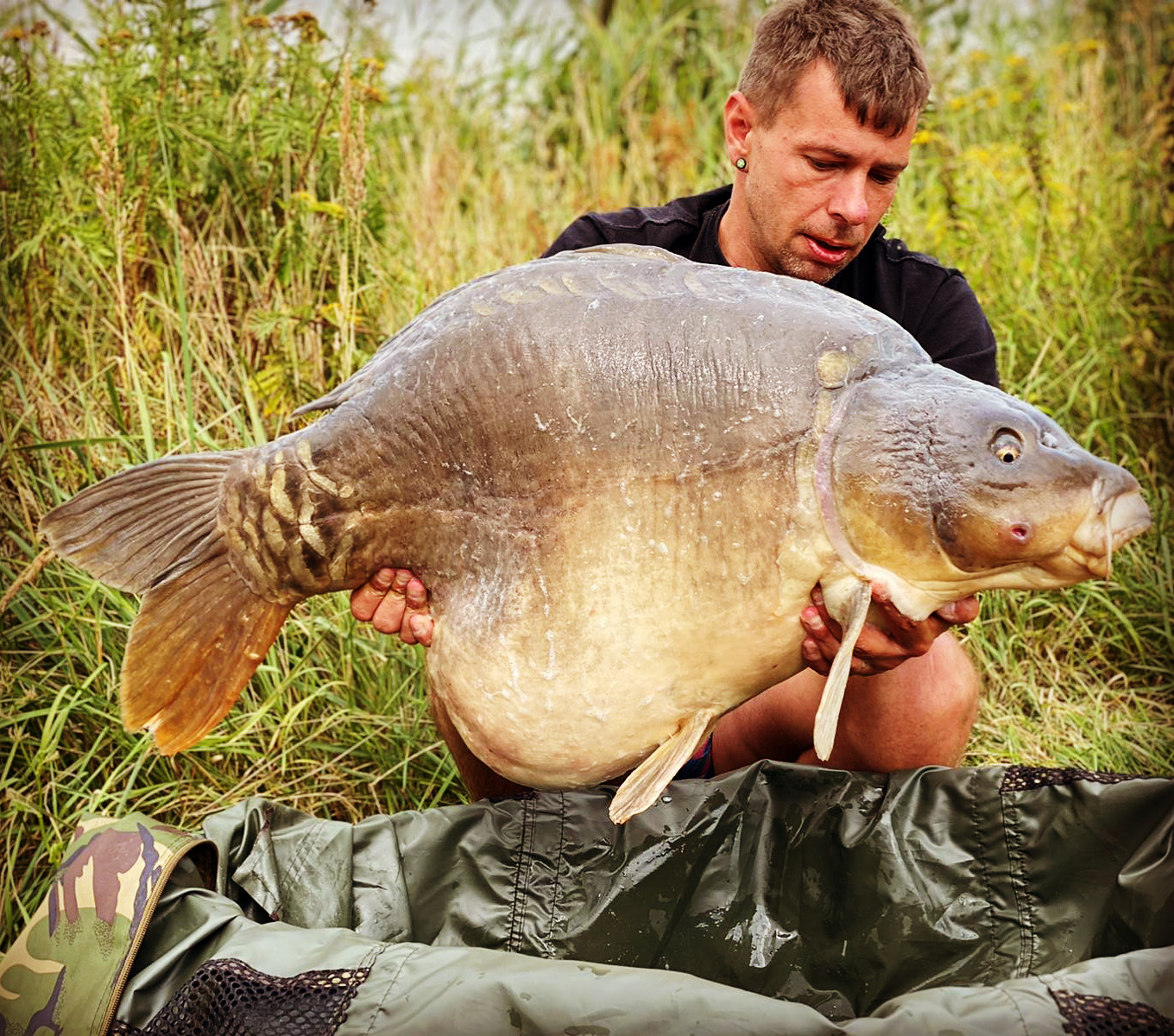Maik Reisinger mit einem 24 Kilo Trümmer von Karpfen gefangen im Osten Deutschlands auf GLM Boilies von Naturebaits