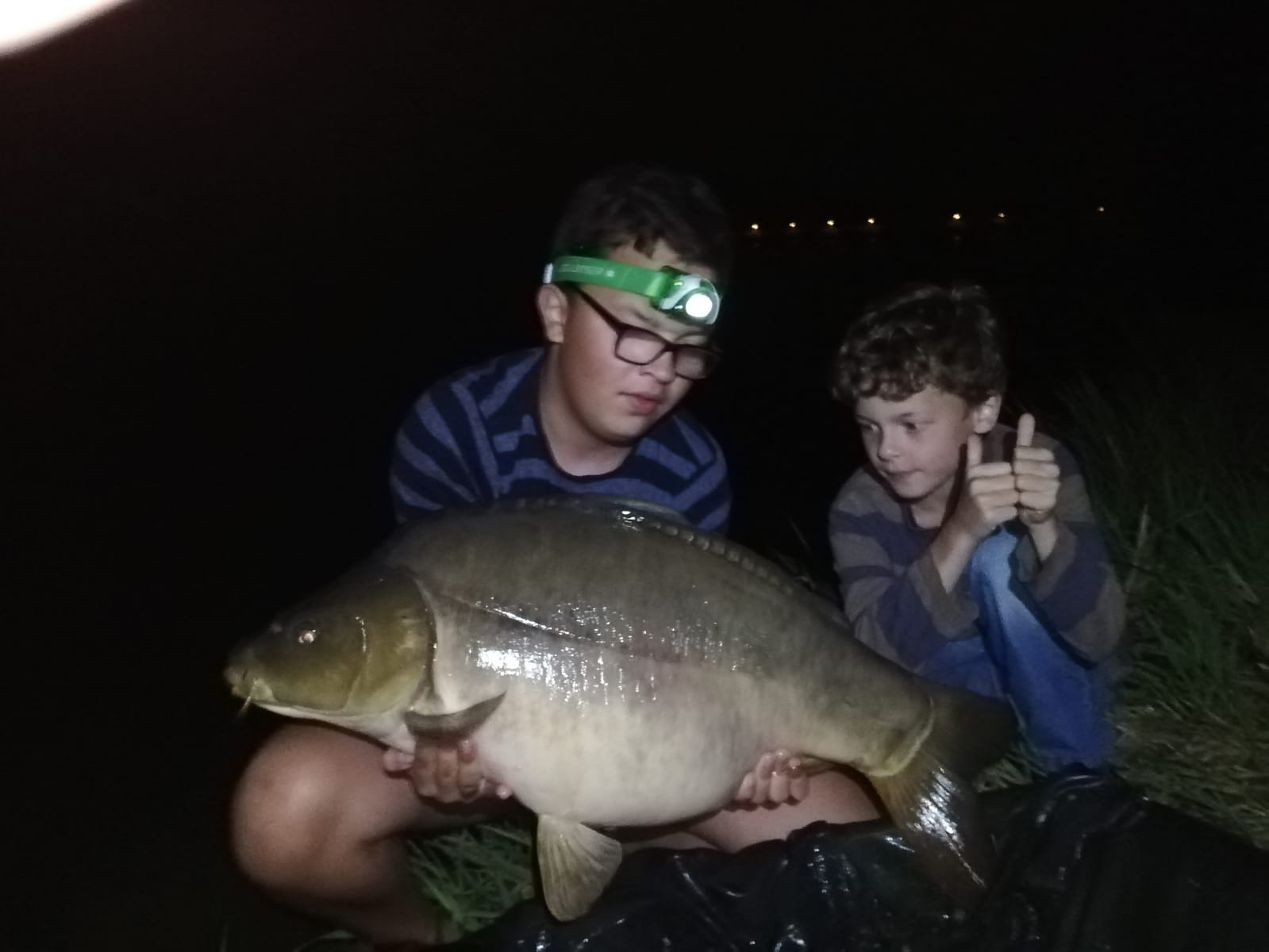 Hannes Rüger freut sich über einen Spiegelkarpfen, gefangen auf Tuna Sc Boilies von Naturebaits beim Karpfenangeln