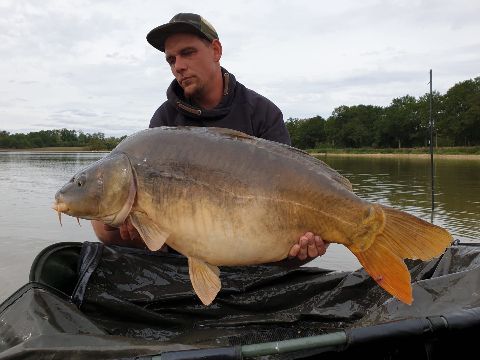 Pascal Engemann fängt mit Bloodworm Boilies von Naturebaits beim Karpfenangeln in Frankreich viele große Karpfen