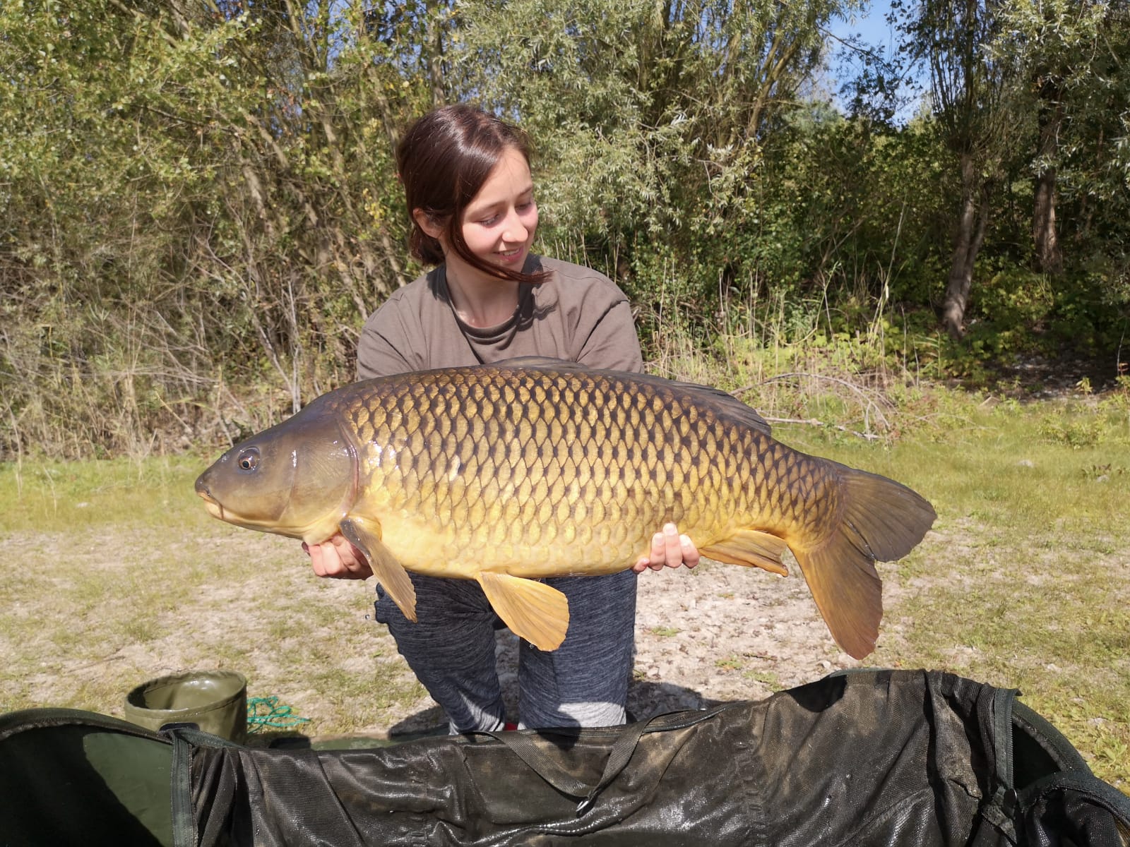 Alina Hilgers fängt im Spätsommer mit weißen WSC Boilies von Naturebaits jede Menge gute Schuppis