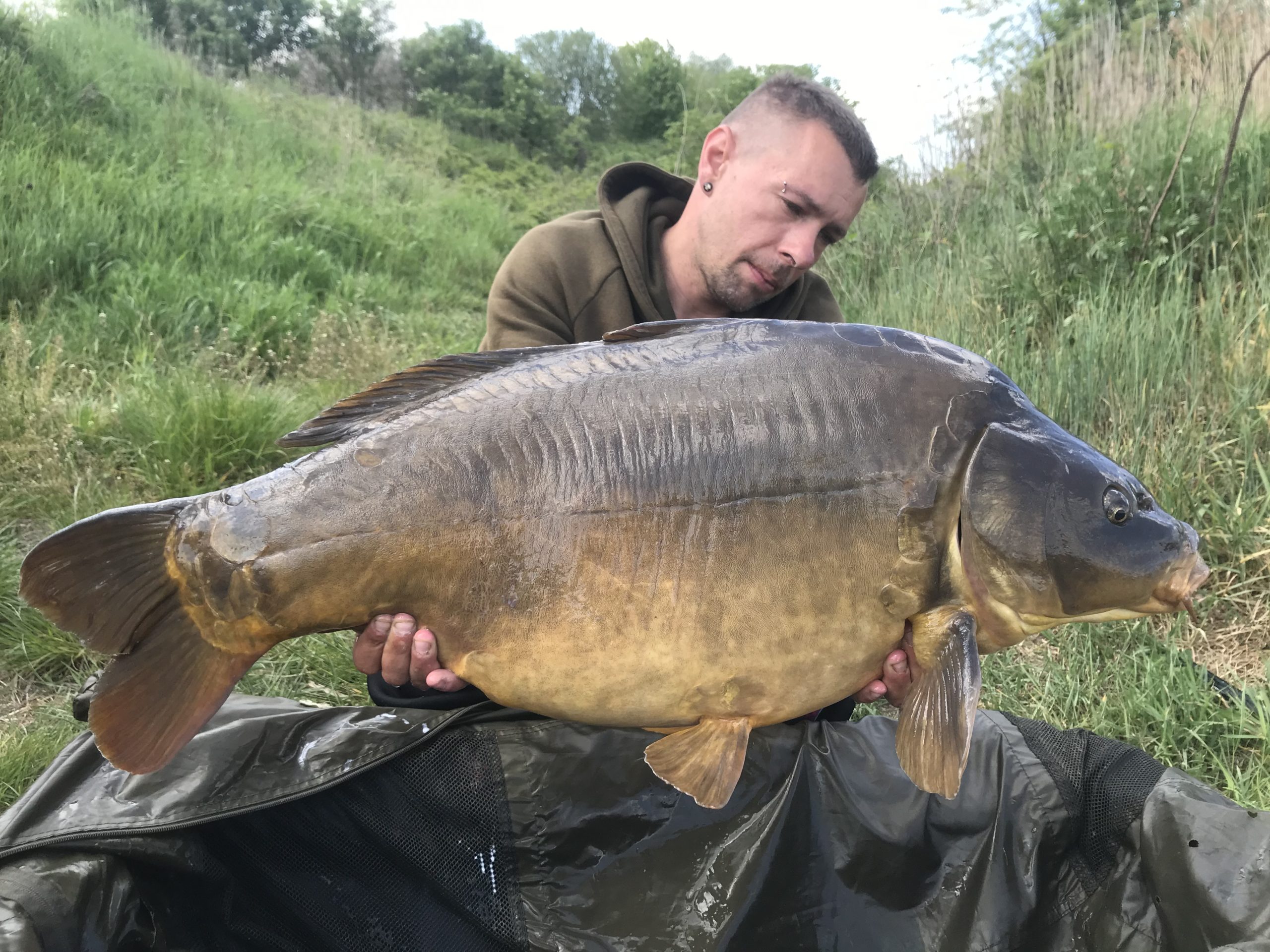 Maik Raisinger angelte instant an einem 172ha großen Baggersee mit GLM Boilies und fing diesen großen Karpfen!