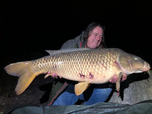 Frank Schmitz mit Schuppenkarpfen aus dem Rhein, gefangen auf GLM Boilies von Naturebaits