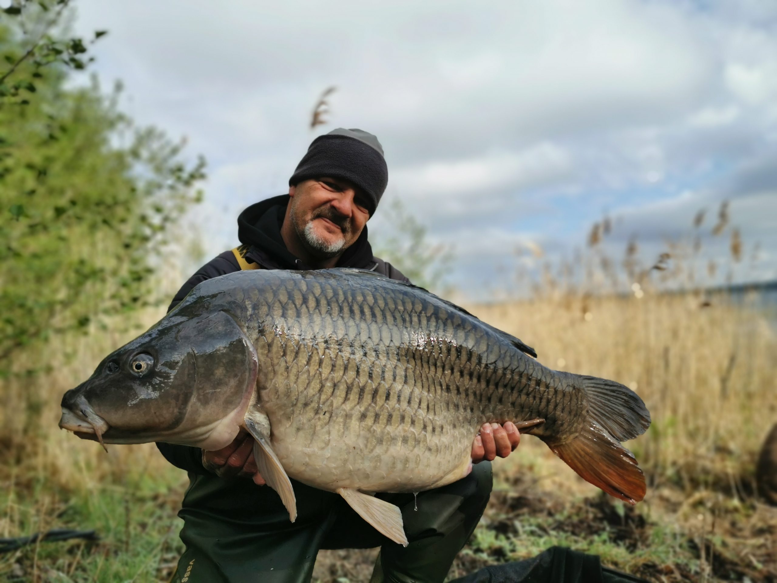 Andreas Reiter mit dickem Mai Karpfen aus Brandenburg, gefangen auf Dickenmittel 2.0